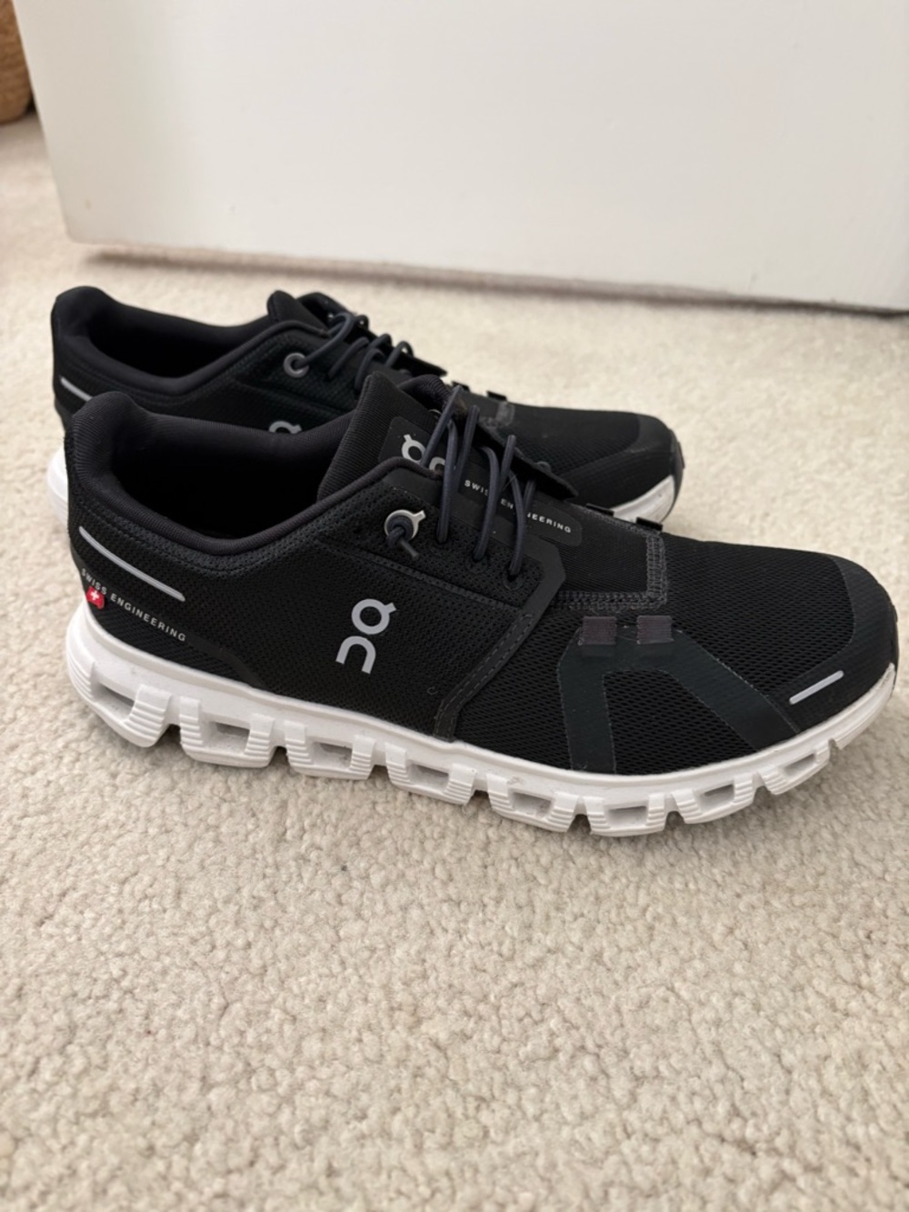 On Running Cloud women’s Running Shoes in Black/White